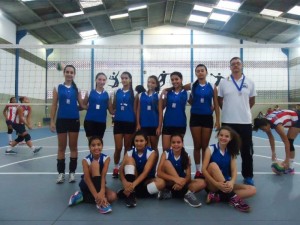 Equipes de rendimento de Itapoá participam de competições de vôlei e futsal