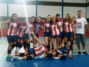 Equipes de rendimento de Itapoá participam de competições de vôlei e futsal