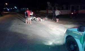 Motos colidem em movimentada esquina de Itapema do Norte, em Itapoá