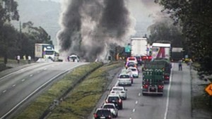 Tráfego na BR-101, em Garuva, interrompido por incêndio em caminhão
