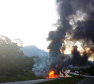 Tráfego na BR-101, em Garuva, interrompido por incêndio em caminhão