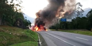 Tráfego na BR-101, em Garuva, interrompido por incêndio em caminhão