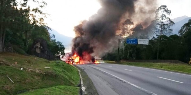 Tráfego na BR-101, em Garuva, interrompido por incêndio em caminhão