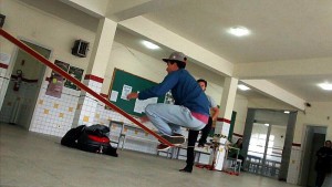 Atletas de slackline em Itapoá divulgam evolução nesse esporte de equilíbrio