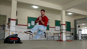 Atletas de slackline em Itapoá divulgam evolução nesse esporte de equilíbrio