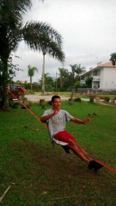 Atletas de slackline em Itapoá divulgam evolução nesse esporte de equilíbrio