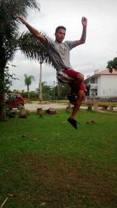 Atletas de slackline em Itapoá divulgam evolução nesse esporte de equilíbrio