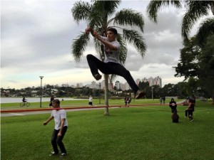 Atletas de slackline em Itapoá divulgam evolução nesse esporte de equilíbrio