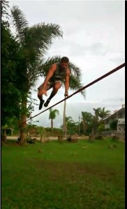 Atletas de slackline em Itapoá divulgam evolução nesse esporte de equilíbrio