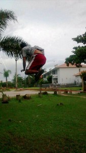 Atletas de slackline em Itapoá divulgam evolução nesse esporte de equilíbrio