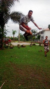 Atletas de slackline em Itapoá divulgam evolução nesse esporte de equilíbrio