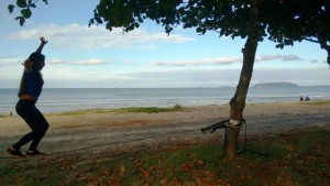 Atletas de slackline em Itapoá divulgam evolução nesse esporte de equilíbrio