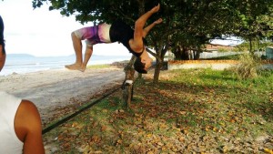 Atletas de slackline em Itapoá divulgam evolução nesse esporte de equilíbrio