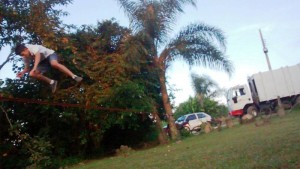 Atletas de slackline em Itapoá divulgam evolução nesse esporte de equilíbrio