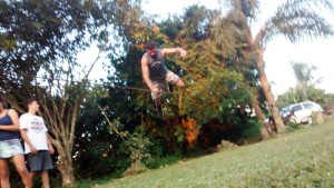 Atletas de slackline em Itapoá divulgam evolução nesse esporte de equilíbrio