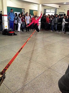 Atletas de slackline em Itapoá divulgam evolução nesse esporte de equilíbrio