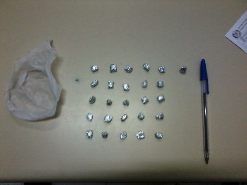 Homem é preso por tráfico de drogas, resistência à prisão e desacato no Samambaial