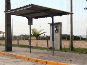 Ponto de ônibus na rua Leônidas Pommer (atual trajeto)
