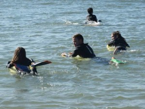 Projeto Ampliação da Jornada Escolar inicia prática de bodyboard