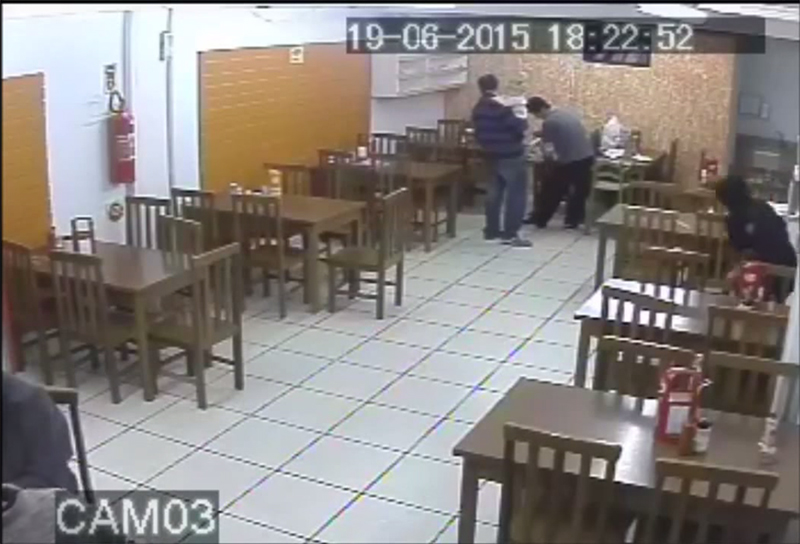 Rapaz formado pelo CBAE, do Corpo de Bombeiros, salva vida de bebê em Tubarão