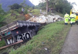 Caminhão colide contra pedra na BR-376 e duas pessoas morrem