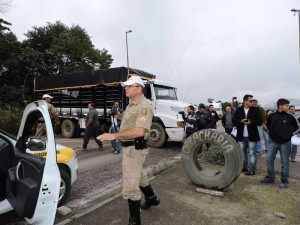 Nova manifestação bloqueia SC-417 em protesto por melhorias na via