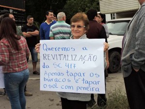 Nova manifestação bloqueia SC-417 em protesto por melhorias na via