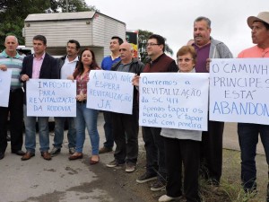 Nova manifestação bloqueia SC-417 em protesto por melhorias na via
