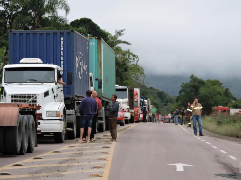 Nova manifestação bloqueia SC-417 em protesto por melhorias na via