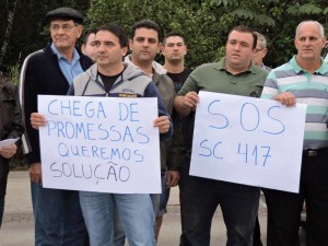Nova manifestação bloqueia SC-417 em protesto por melhorias na via