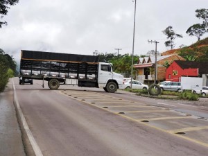 Nova manifestação bloqueia SC-417 em protesto por melhorias na via
