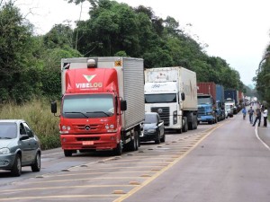 Nova manifestação bloqueia SC-417 em protesto por melhorias na via