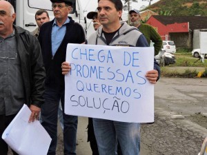 Nova manifestação bloqueia SC-417 em protesto por melhorias na via