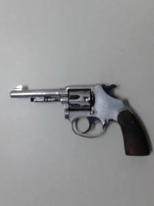 PM de Itapoá prende suspeitos de assalto e retira arma de circulação