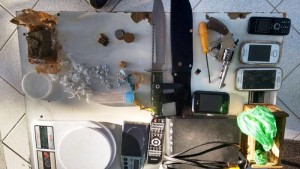 PM de Itapoá prende suspeitos de assalto e retira arma de circulação