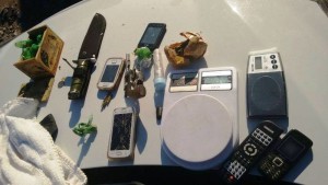 PM de Itapoá prende suspeitos de assalto e retira arma de circulação