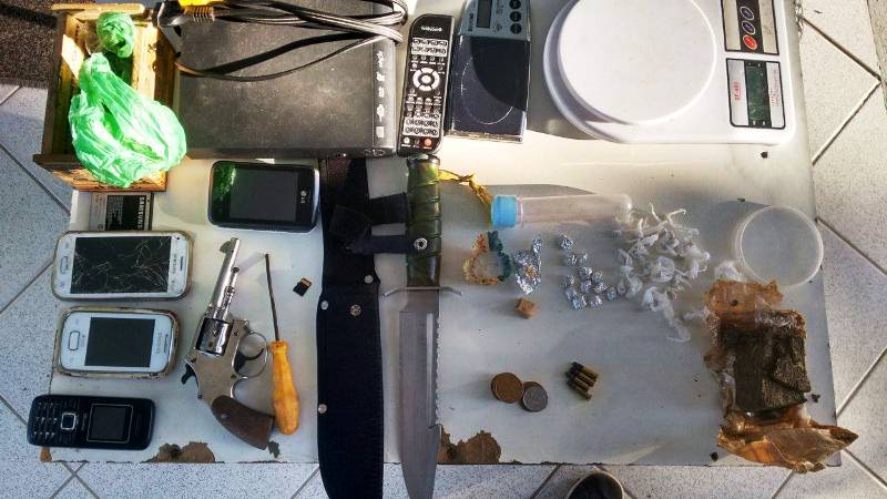 PM de Itapoá prende suspeitos de assalto e retira arma de circulação