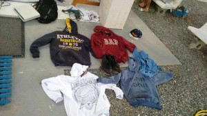 PM de Itapoá prende suspeitos de assalto e retira arma de circulação