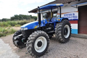 Pescadores do Figueira do Pontal recebem trator doado pelo Estado