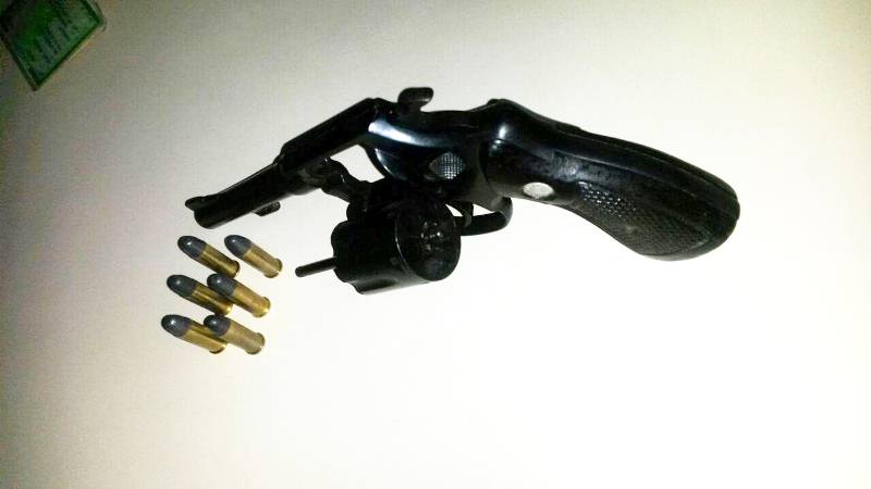 Polícia Militar de Itapoá apreende arma após confusão em lanchonete