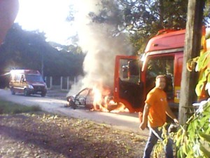 Incêndio toma conta de automóvel em plena via do balneário Mariluz - FOTO Jorge Oscar Bley