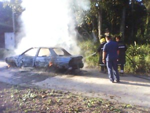 Incêndio toma conta de automóvel em plena via do balneário Mariluz - FOTO Jorge Oscar Bley
