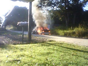 Incêndio toma conta de automóvel em plena via do balneário Mariluz - FOTO Jorge Oscar Bley