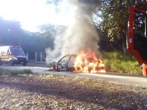 Incêndio toma conta de automóvel em plena via do balneário Mariluz - FOTO Jorge Oscar Bley