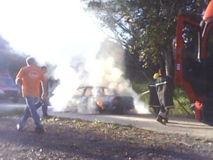 Incêndio toma conta de automóvel em plena via do balneário Mariluz - FOTO Jorge Oscar Bley