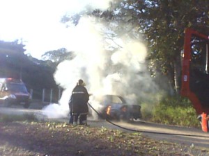 Incêndio toma conta de automóvel em plena via do balneário Mariluz - FOTO Jorge Oscar Bley