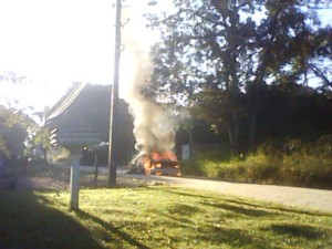 Incêndio toma conta de automóvel em plena via do balneário Mariluz - FOTO Jorge Oscar Bley