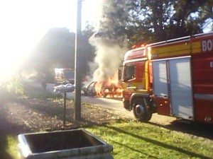Incendio toma conta de automovel em plena via do balneario Mariluz - FOTO Jorge Oscar Bley