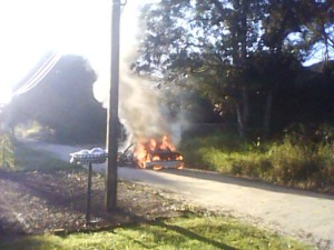 Incendio toma conta de automovel em plena via do balneario Mariluz - FOTO Jorge Oscar Bley