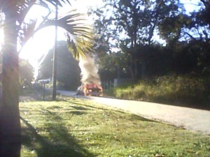 Incendio toma conta de automovel em plena via do balneario Mariluz - FOTO Jorge Oscar Bley